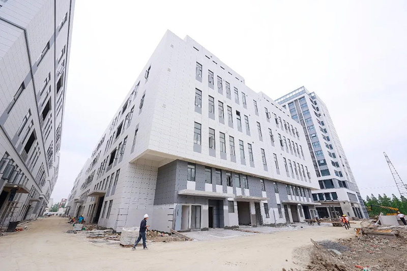 《國(guó)家一級(jí)資質(zhì)護(hù)航！中住建設(shè)以“零瑕疵標(biāo)準(zhǔn)”沖刺具身智能產(chǎn)業(yè)園交付》